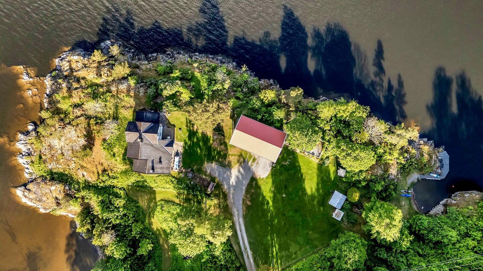 Fugleperspektiv over tomten på over 9 mål. Herlig beliggenhet med stor strandlinje Galleribilde