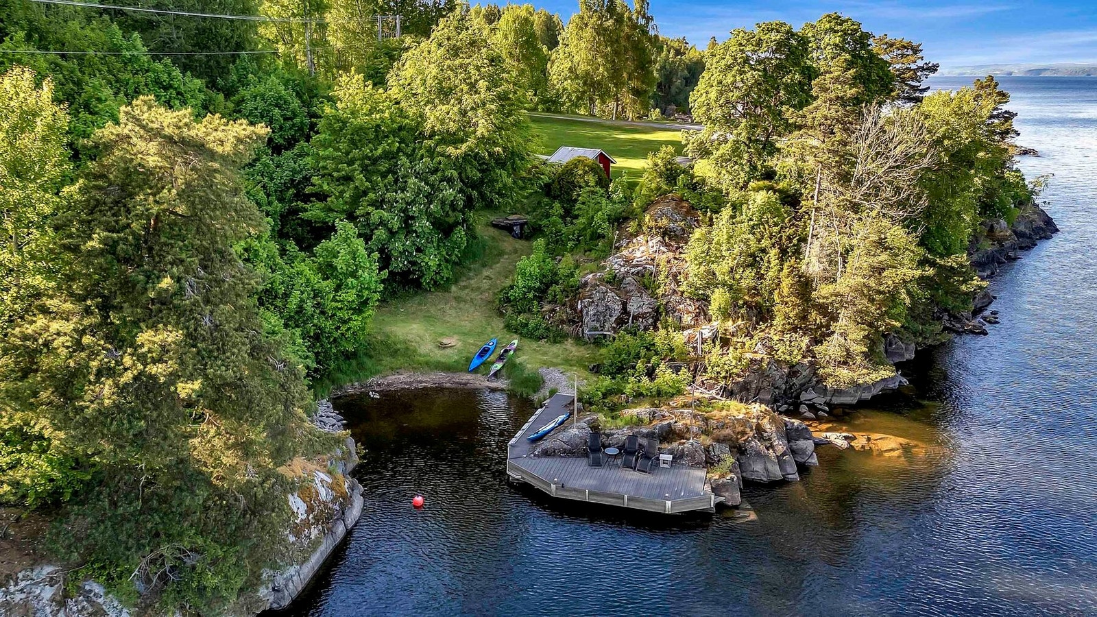 Nydelig og skjermet bukt på eiendommen med strand og brygge Galleribilde