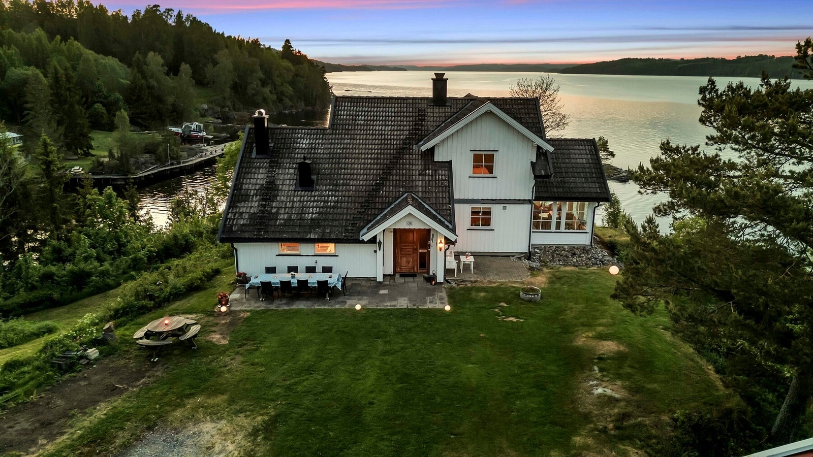 Huset ligger herlig til med utsikt fra alle rom Galleribilde