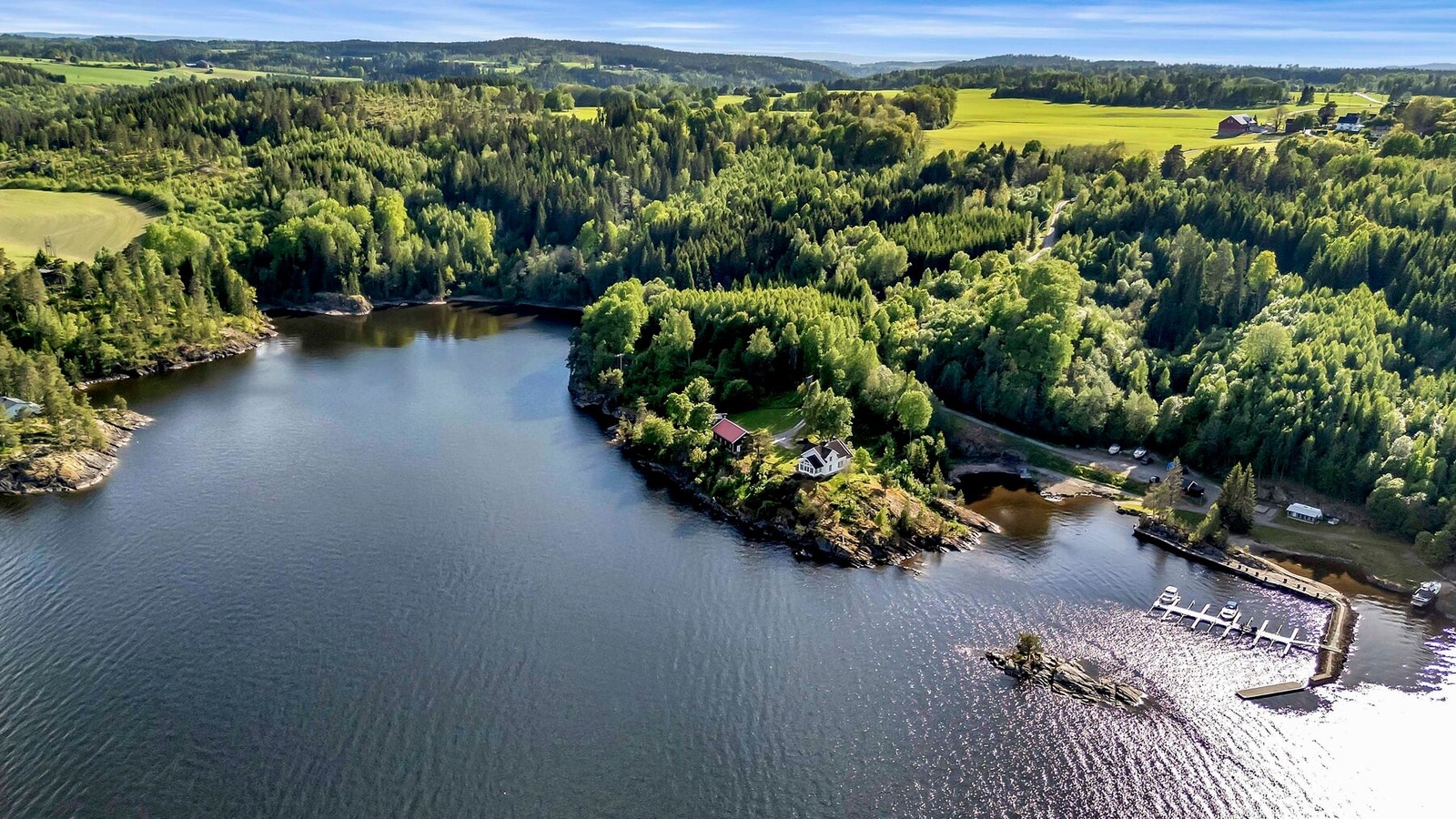 Like ved eiendommen finner man populære Mørk brygge med sandstrender og bademuligheter Galleribilde