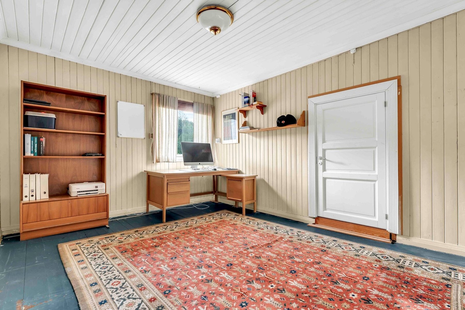 Husets fjerde soverom er i dag benyttes som et større hjemmekontor Galleribilde