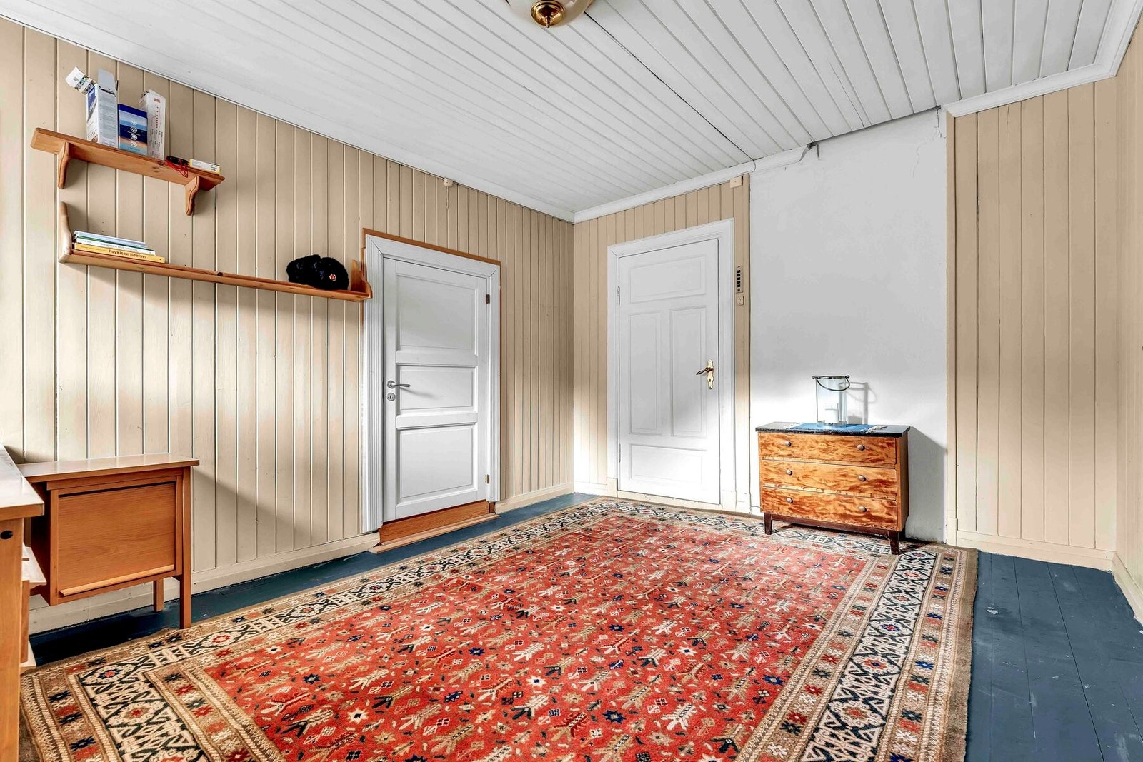 Her har man rikelig med muligheter for kontor, ekstra stue mm. Tilgang til større lagerrom og hovedsoverommet Galleribilde