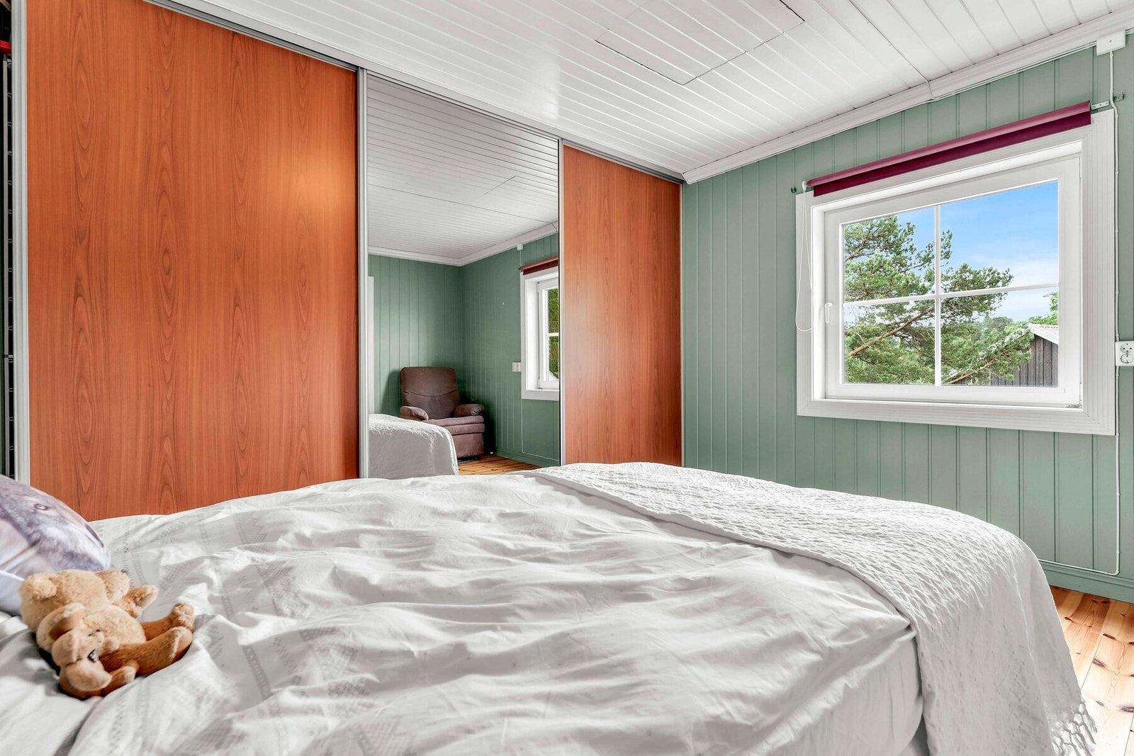 Soverom nr 2 har også stor skyvedørsgarderobe Galleribilde