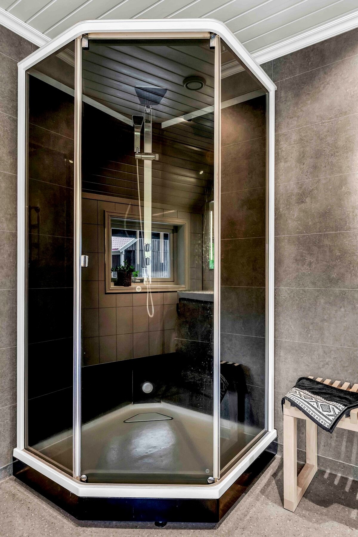 Det er installert et praktisk dusjkabinett på badet Galleribilde