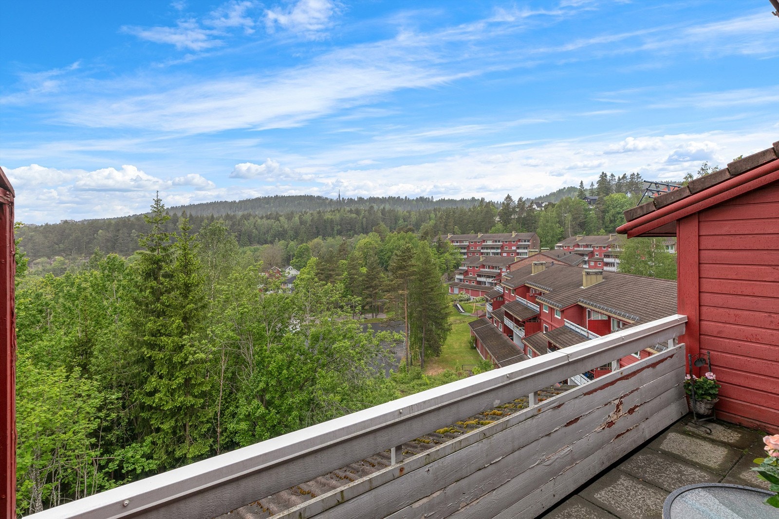 Balkongen er mot sørvest- gode solforhold. Galleribilde
