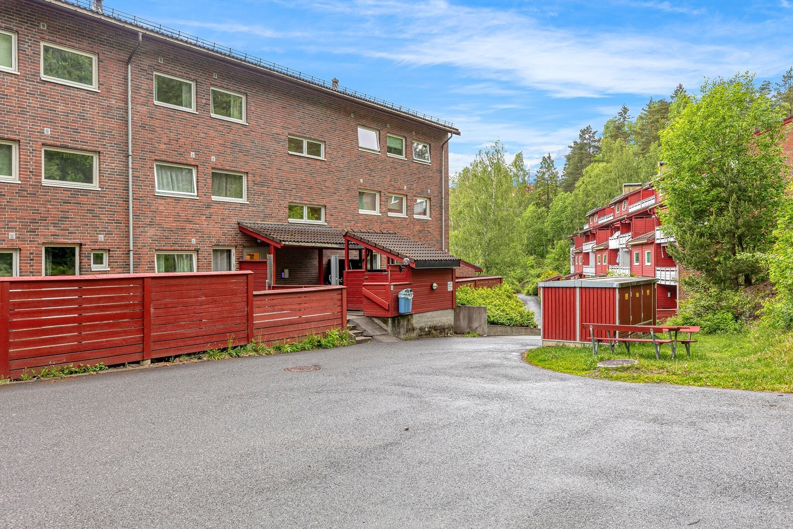 Innerst i bilfrivei - kort vei til T-banen på Vestli Galleribilde
