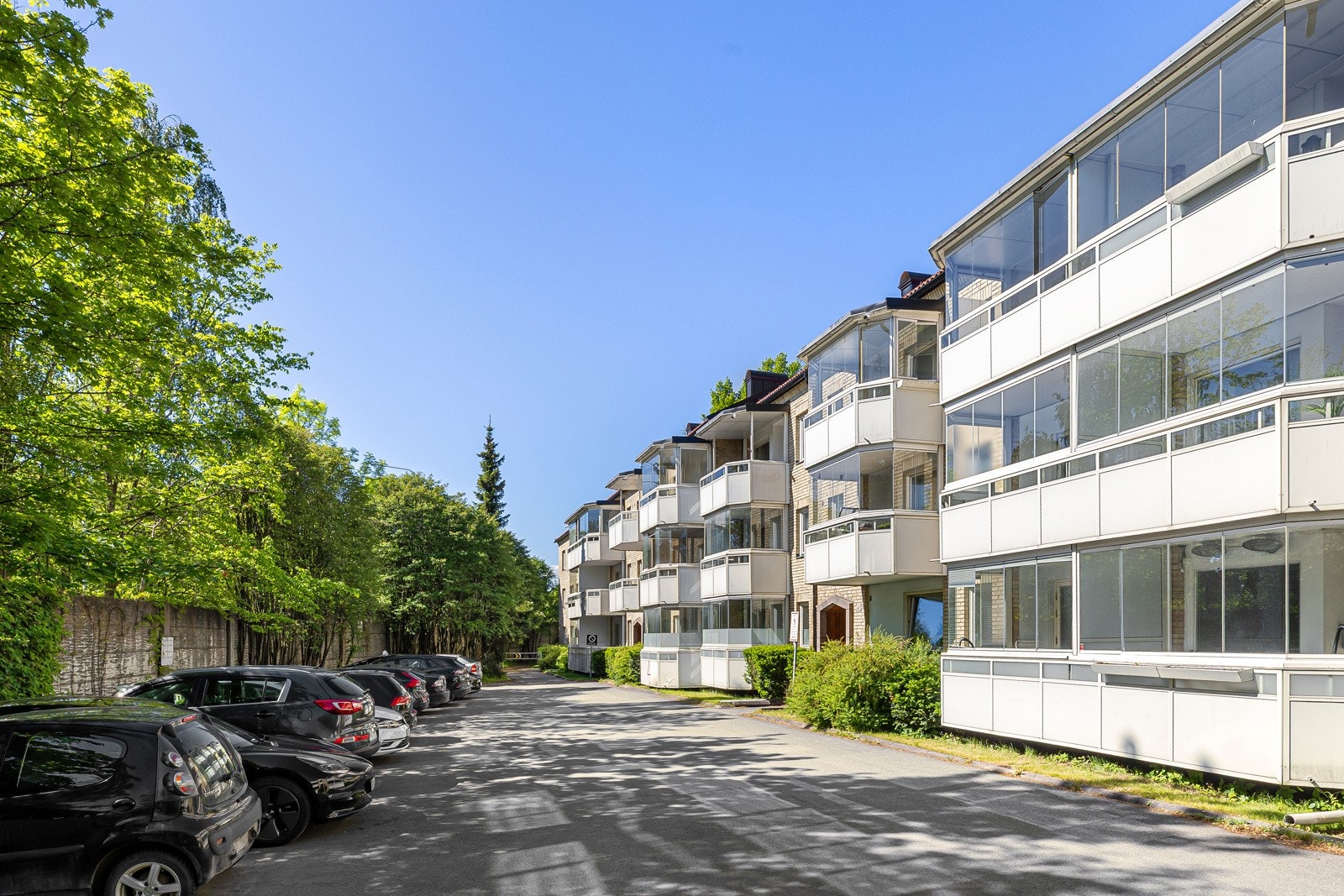 Felles parkeringsplass som benyttes etter førstemann-til-mølla prinsippet Galleribilde