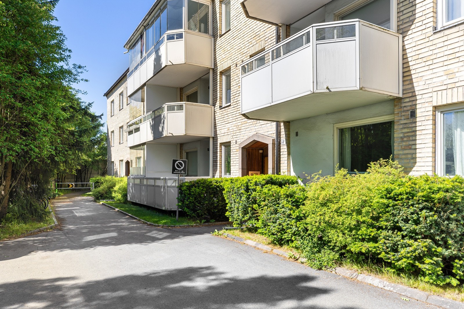 Fellesområdene er pent opparbeidet med gress, prydbusker trær, asfalterte internveier og parkeringsareal Galleribilde