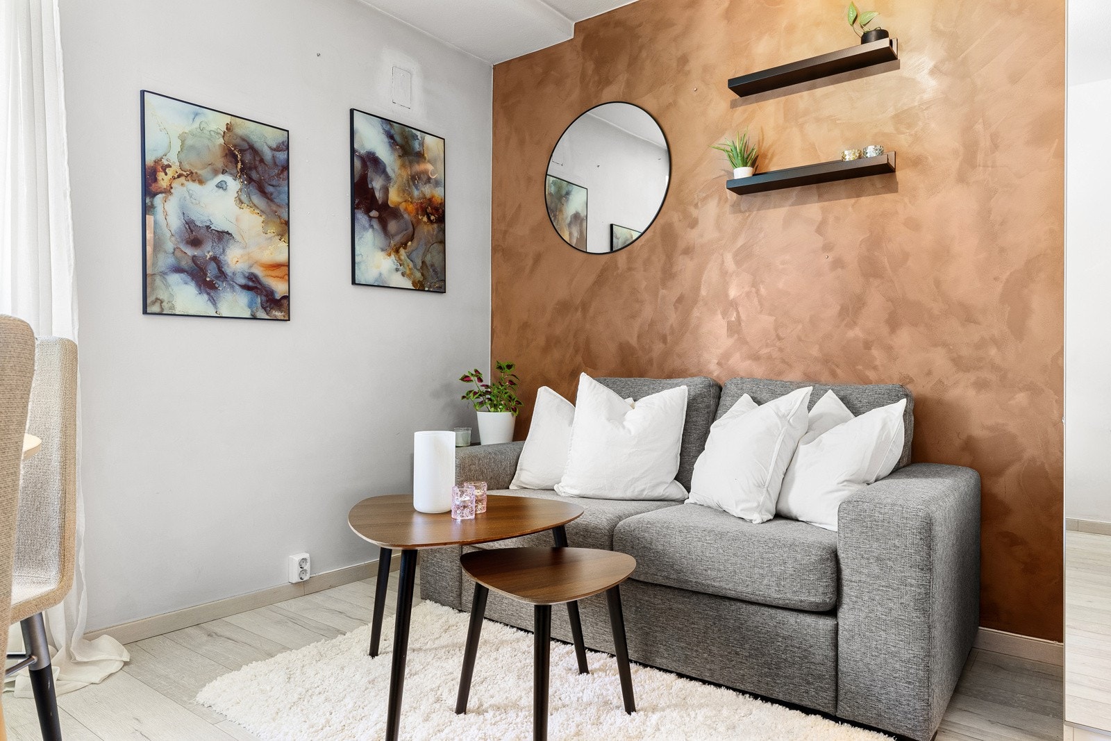 Her er det god plass til en sofagruppe med tilhørende møblement og spisebord i tilknytning til kjøkkenet Galleribilde