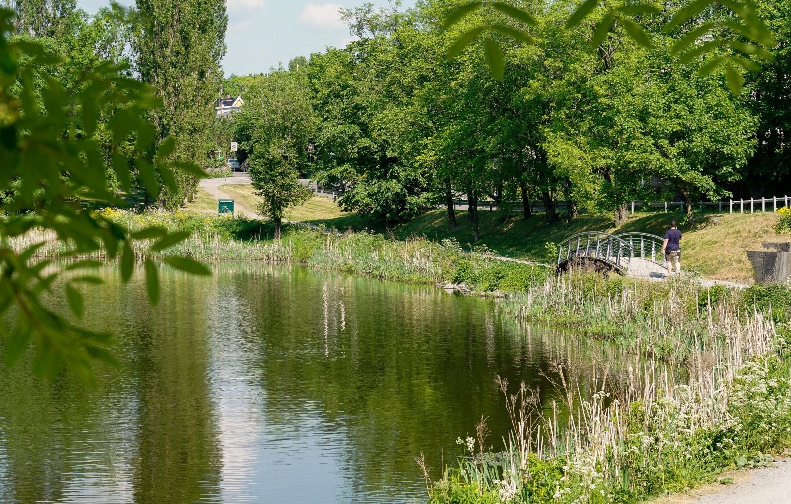 Nærområdet byr på store grøntarealer, og idylliske bekkefar - Nedre Smestaddam ligger kort vei fra boligen Galleribilde