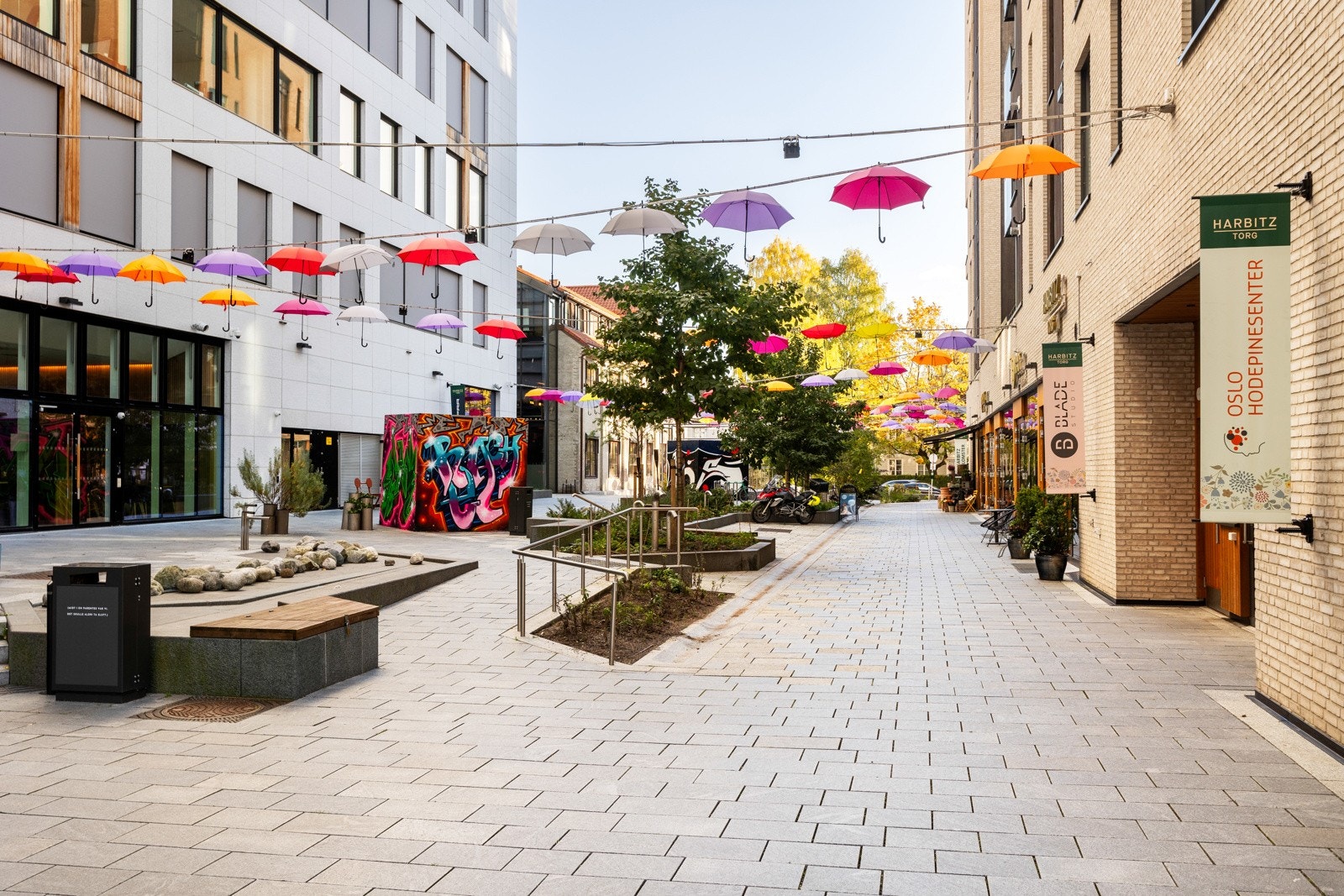 Harbitz Torg ligger kun få minutters kjøretur unna, og byr på et bredt utvalg av servicetilbud. Her finner du blant annet Coop Mega, apotek, frisør, flere spisesteder samt The Riot, som tilbyr treningssenter, basseng og spa-fasiliteter Galleribilde