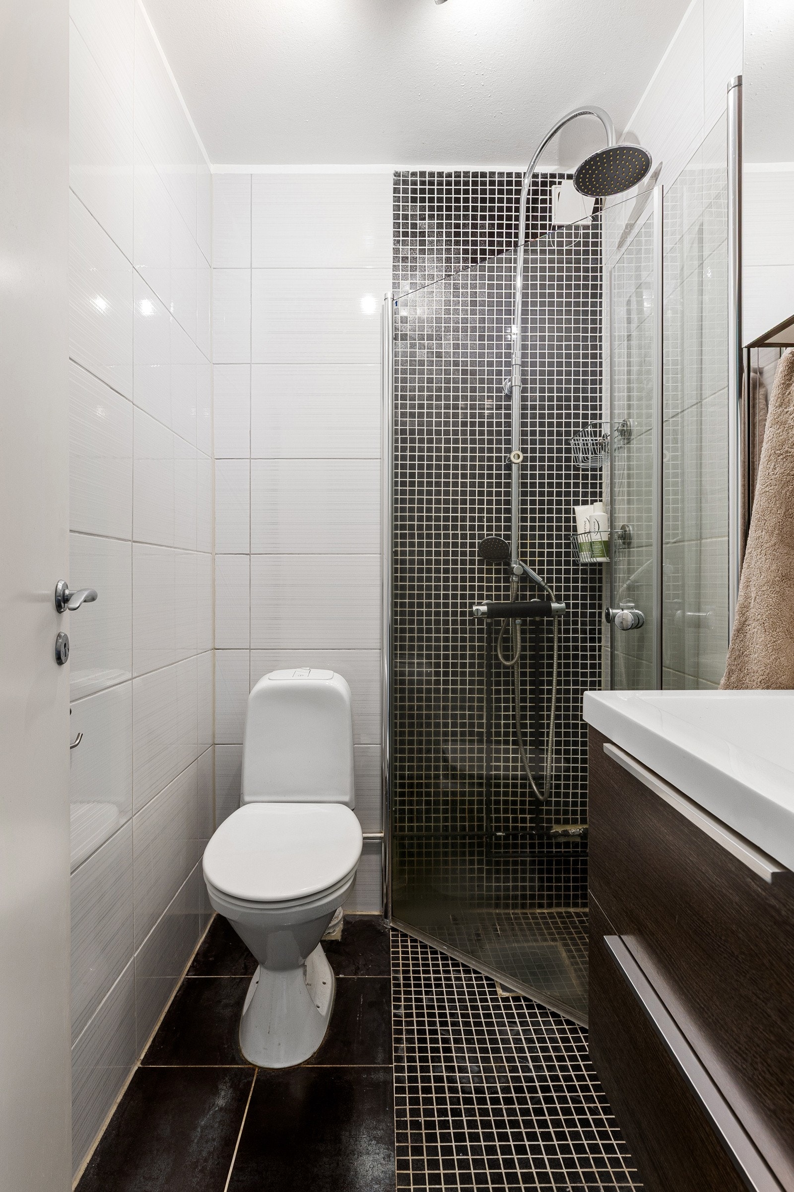 Leiligheten har et flislagt bad med behagelig gulvvarme, flislagte overflater og belysning i himling Galleribilde