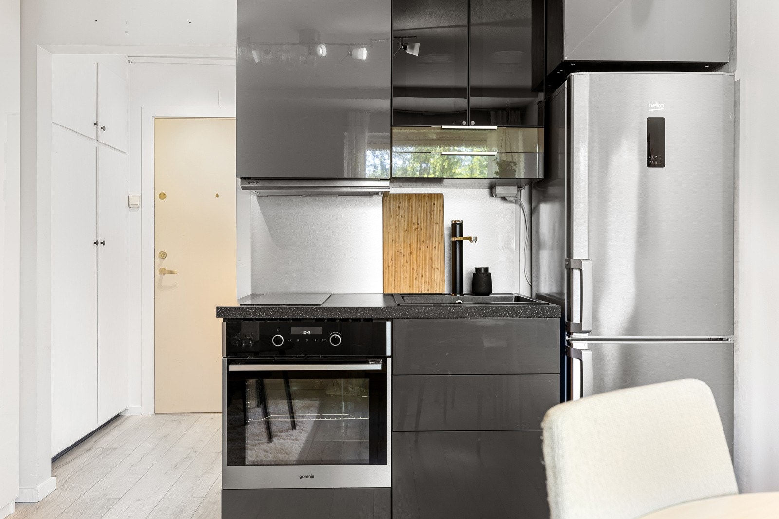 Hvitevarer inkluderer integrert platetopp og stekeovn og frittstående komfyr og kjøleskap Galleribilde