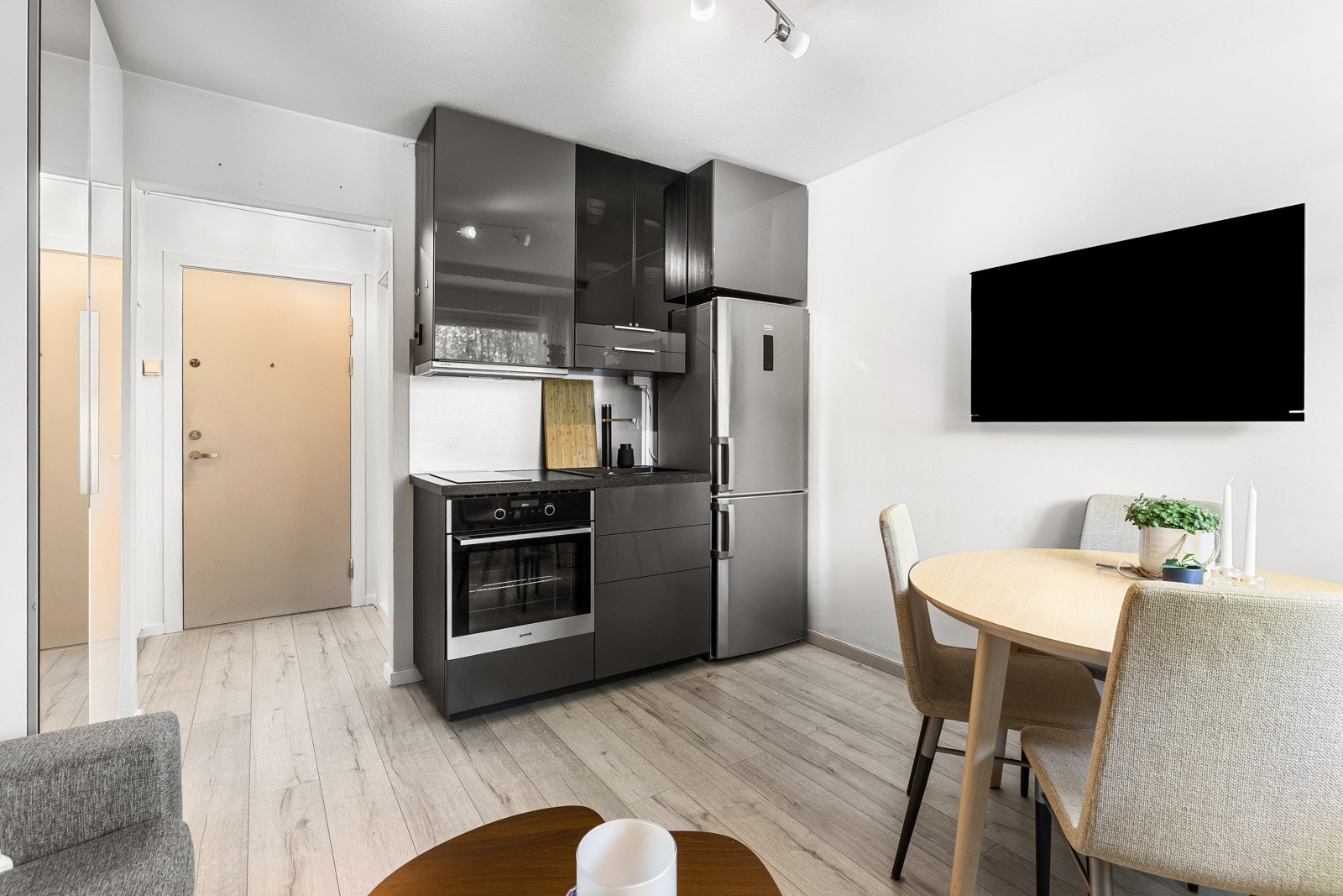 Kjøkkeninnredning har glatte fronter, benkeplate av laminat og oppvaskkum med ettgreps blandebatteri Galleribilde