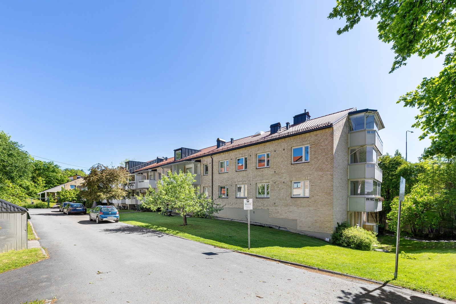 Borettslaget er omringet av hyggelige friarealer med gode solforhold, med innendørs og utendørs sykkelparkering Galleribilde