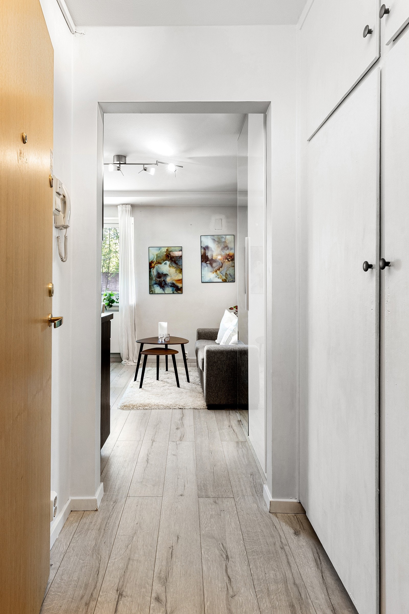 Entreen er nymalt i april 2025, er tilknyttet dørcalling og er innredet med stort garderobeskap hvor klær og sko kan ryddes pent vekk Galleribilde