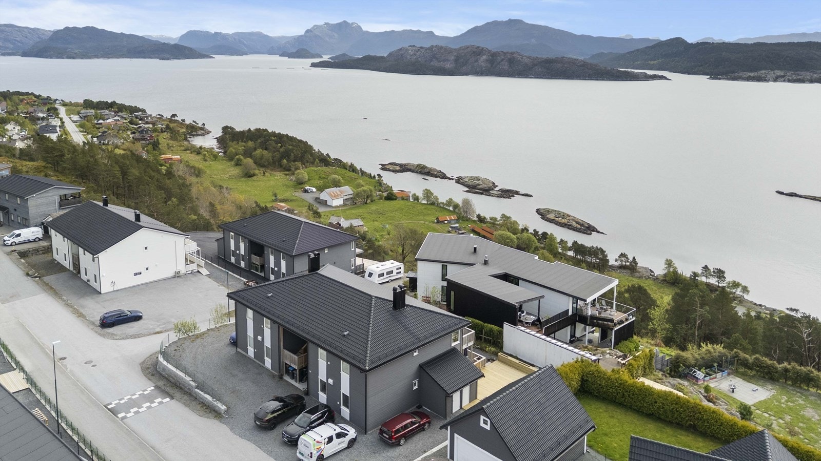 - Fast parkering rett utenfor bygget. Her bor du like ved Solheimsfjorden - Galleribilde