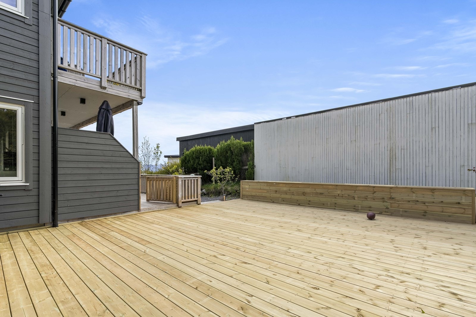 - Det er nylig bygget en større terrasse så totalt terrasseareal er hele 75m2 - Galleribilde