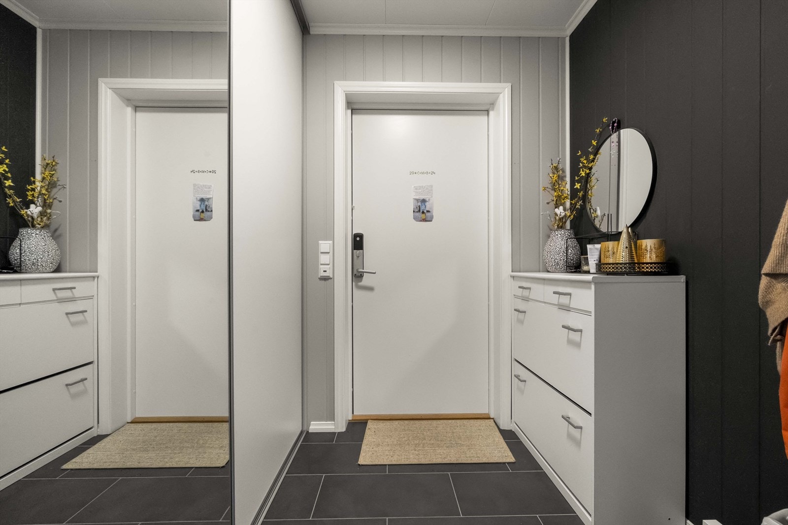 - Flislagt entre med skyvedørsgarderobe med speil - Galleribilde
