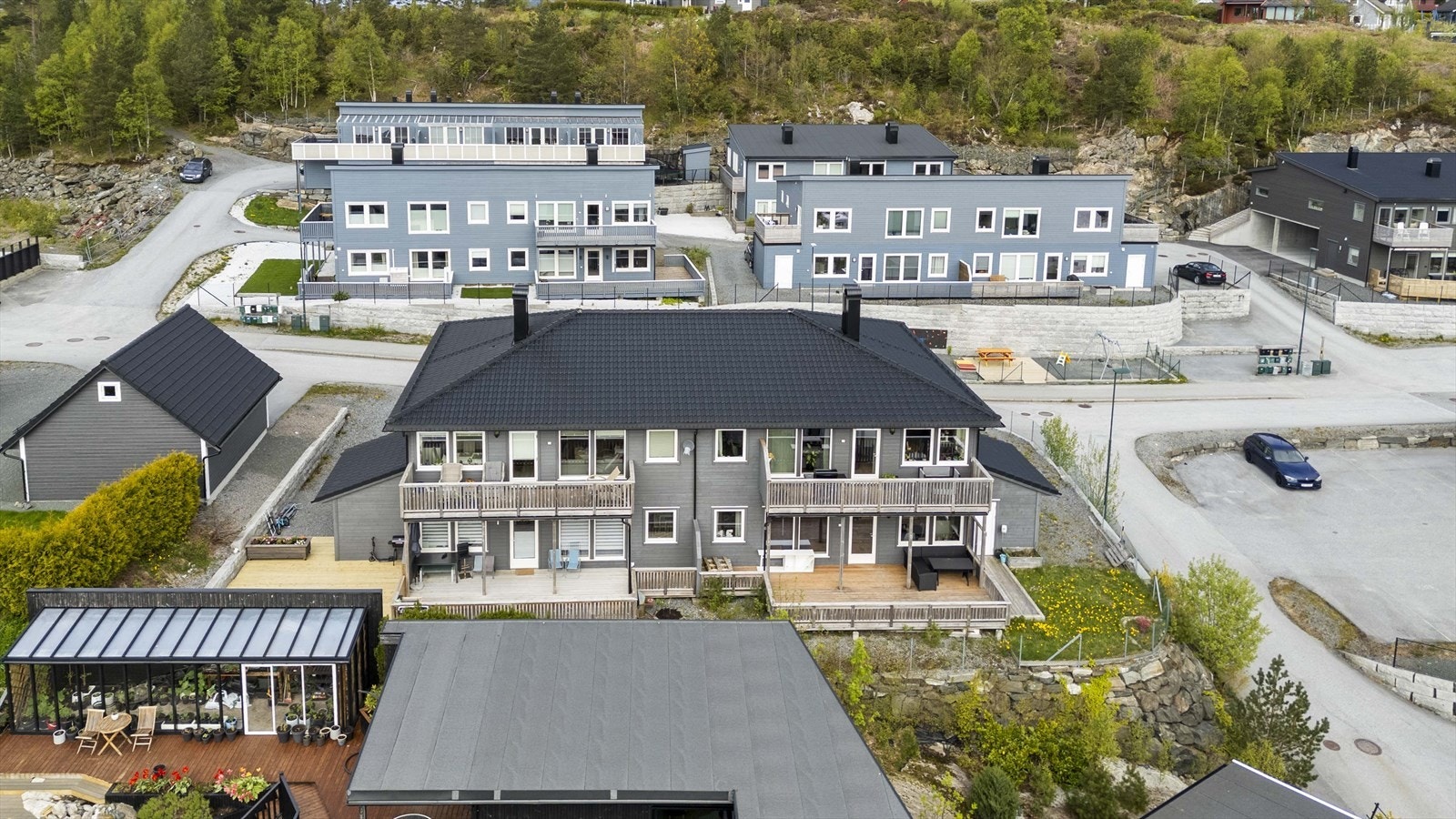 - Leiligheten ligger til venstre i 1. etasje - Galleribilde