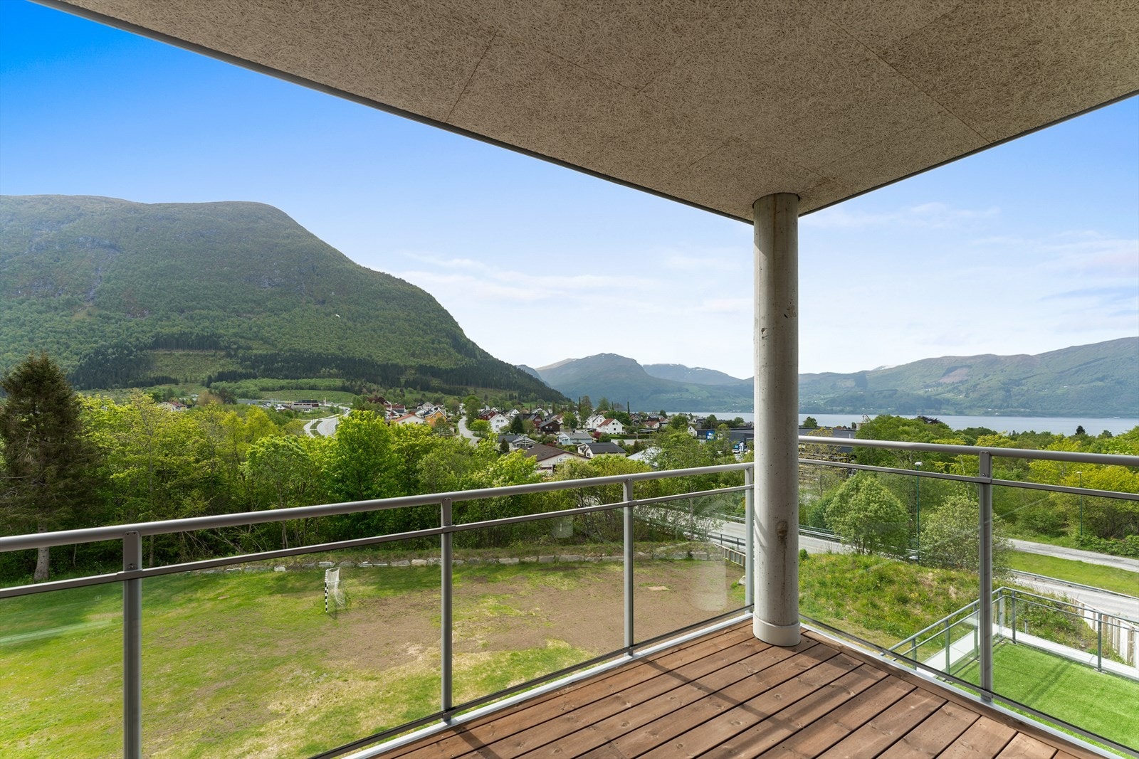 Utsikt mot fjorden og Rotsethornet Galleribilde