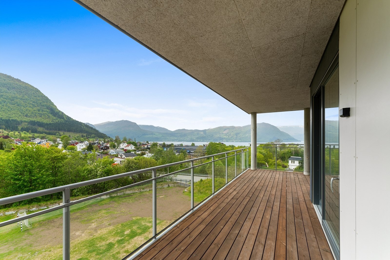 Del av stor terrasse med utsikt mot Voldsfjorden og Folkestad Galleribilde