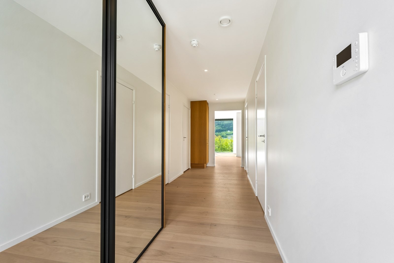 Gang med skyvedørsgarderobe Galleribilde
