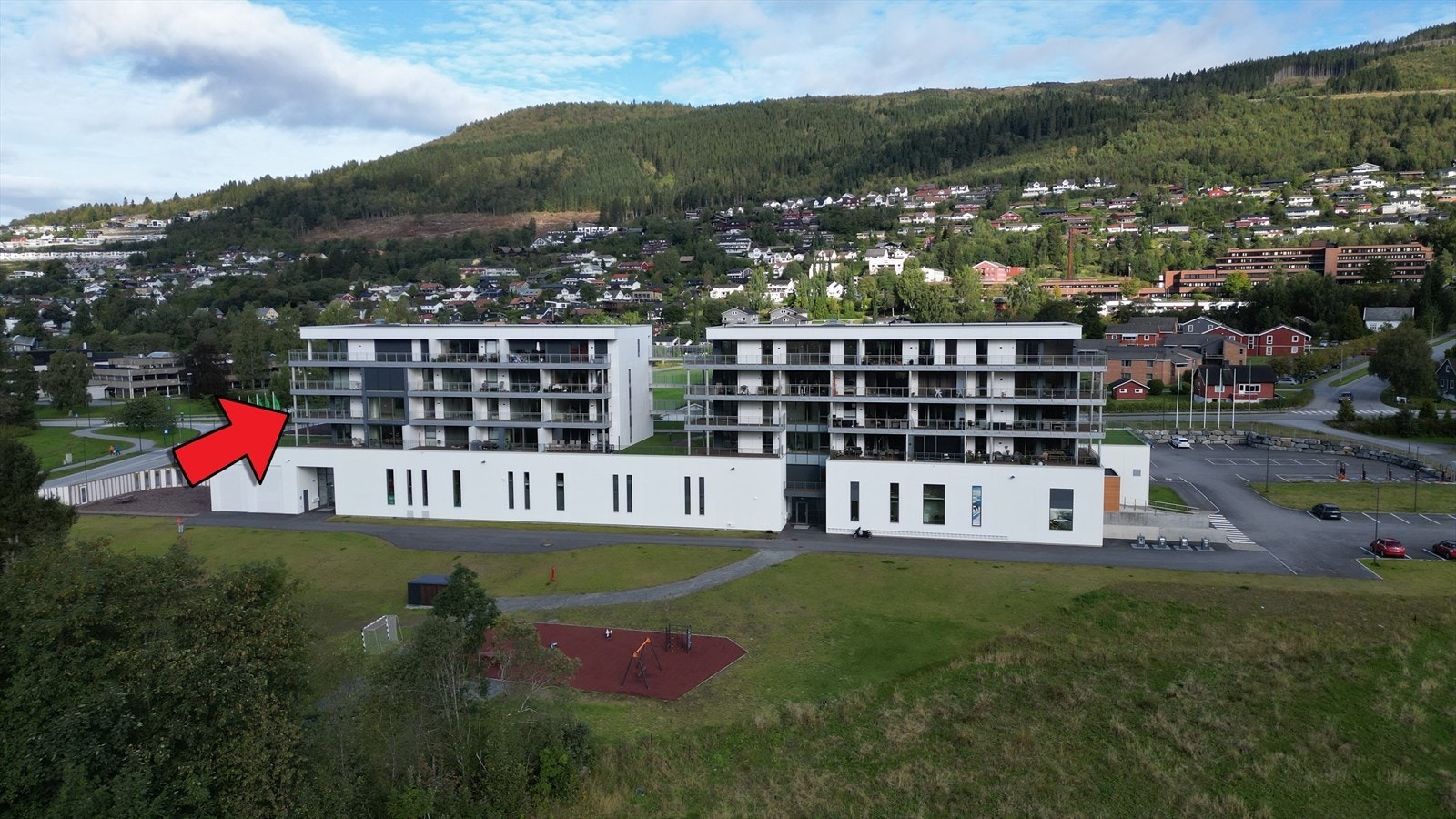 Leikeplass og inngangsparti til bygga Galleribilde