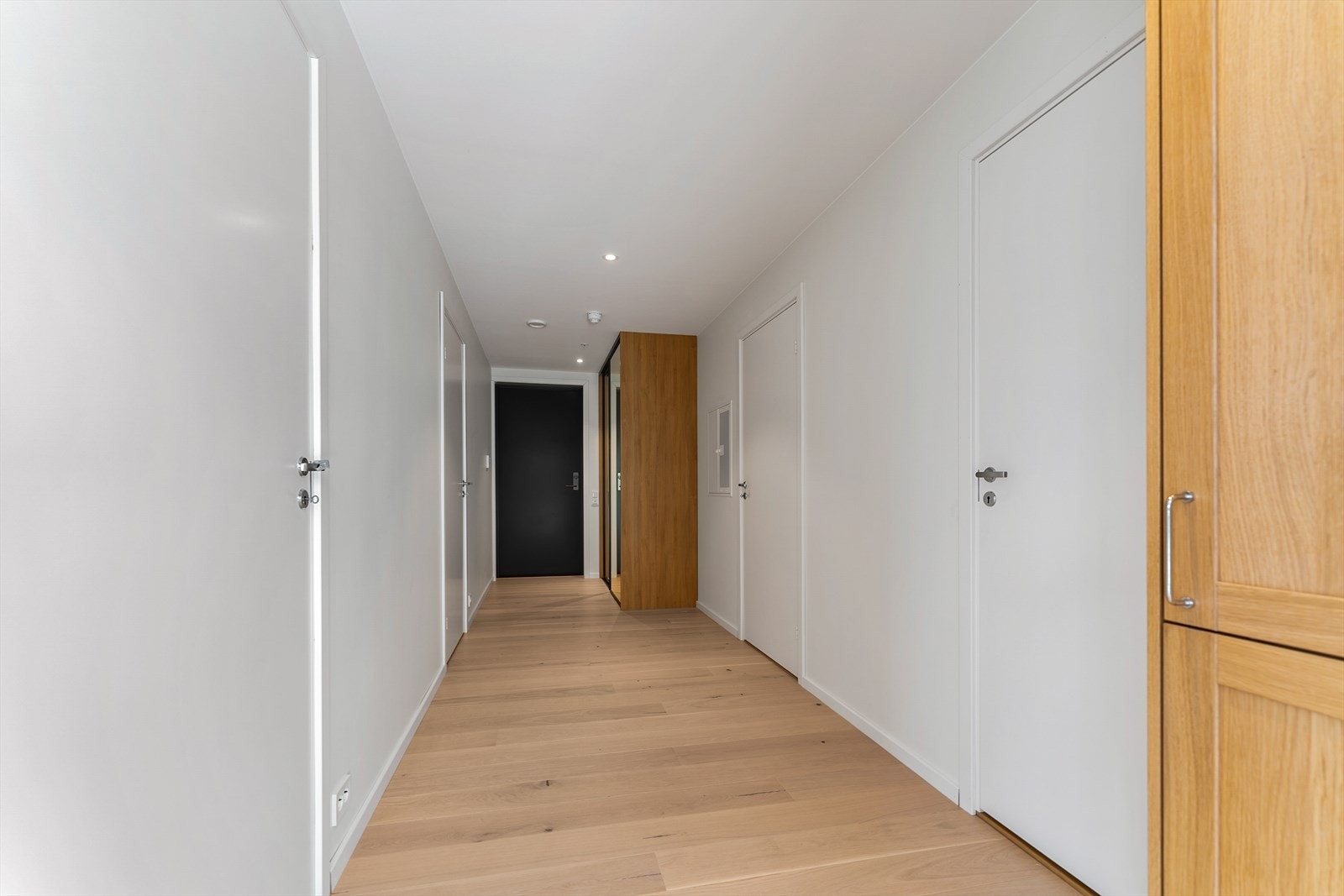 Gang med inngangsparti i bakgrunnen Galleribilde