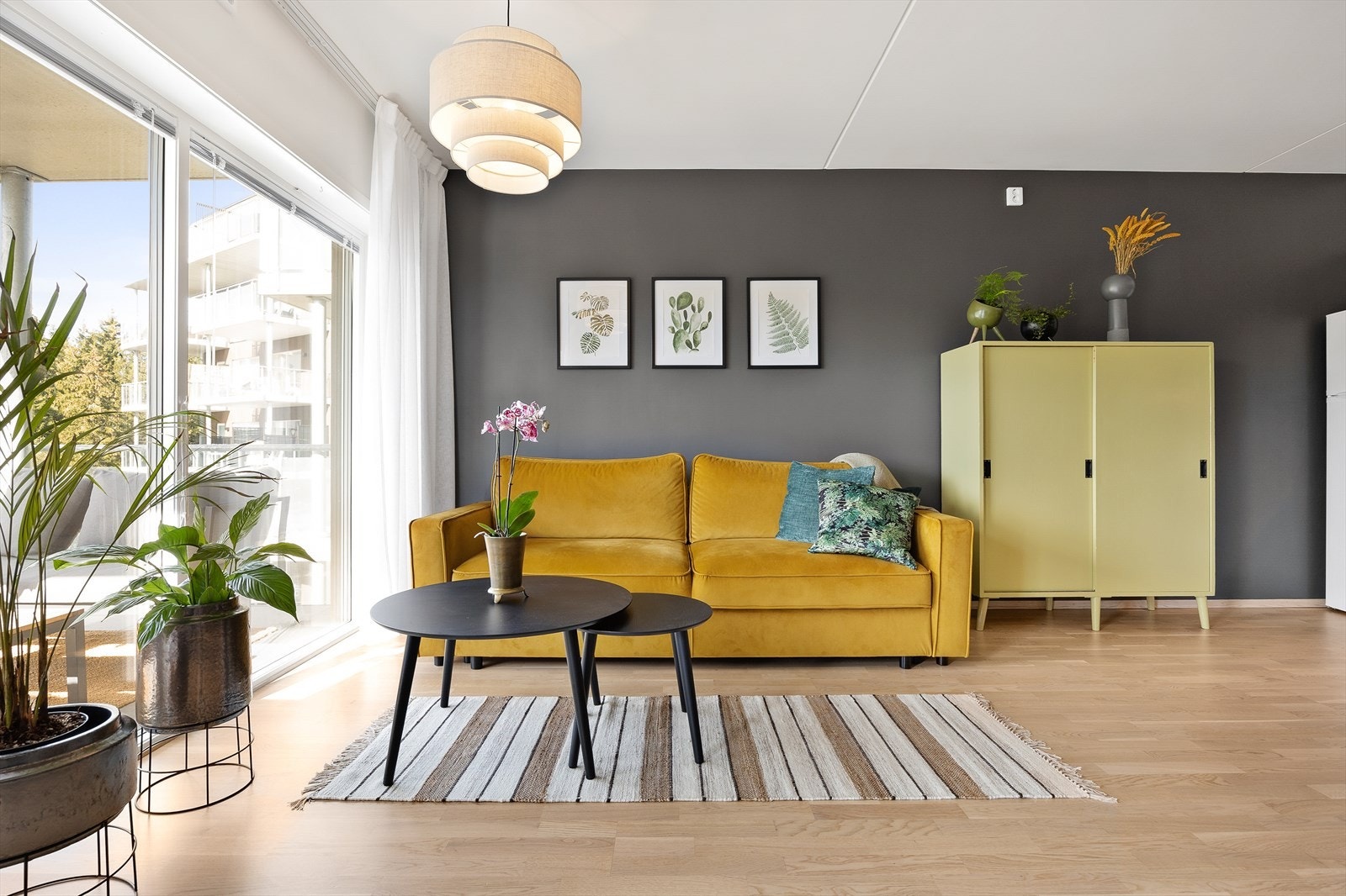 Stuen er lys og hyggelig med store vindusflater. Galleribilde