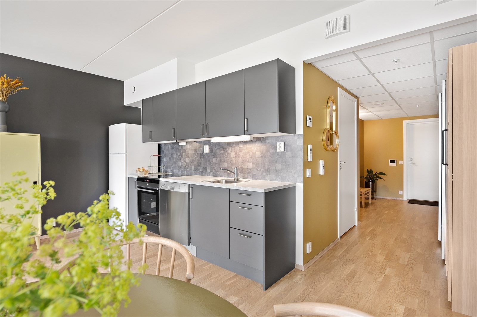 Kjøkken med plass til komfyr, oppvaskmaskin og kjøleskap. Galleribilde