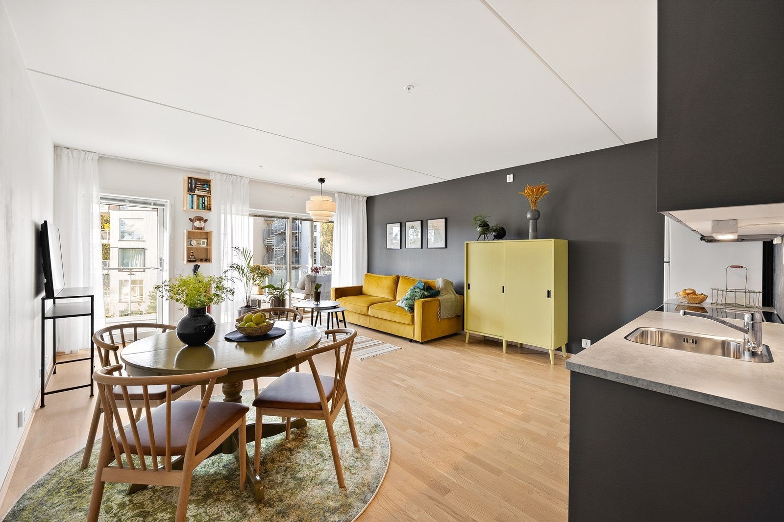 Meget koselig stue med store vindusflater. Galleribilde