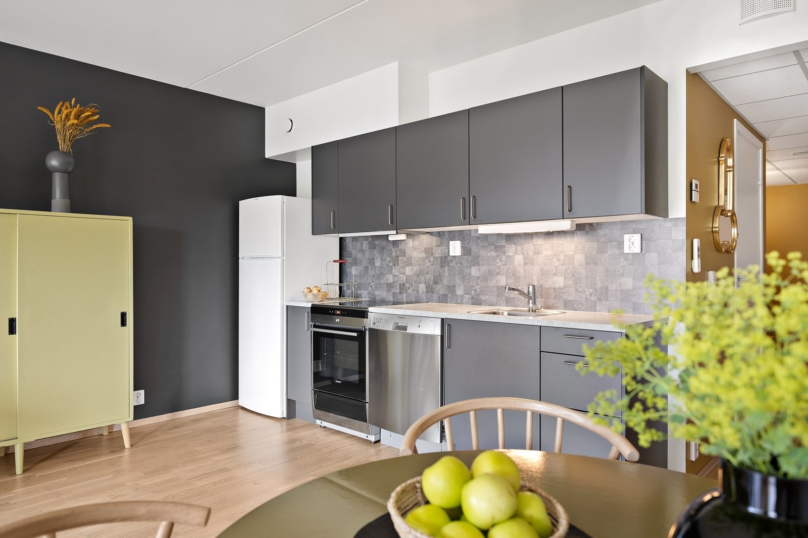 Det er avsatt plass til hvitevarer i kjøkkeninnredningen. Eldre kjøleskap og oppvaskmaskin kan medfølge om ønskelig. Galleribilde