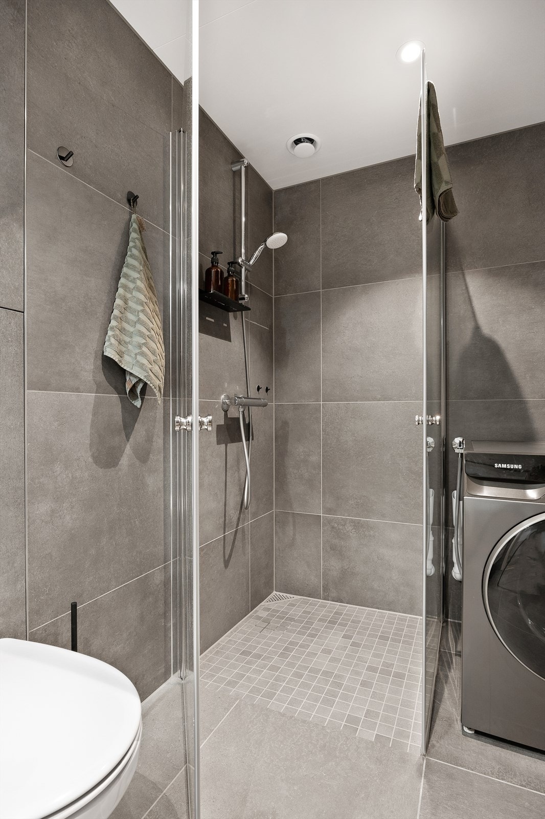 Dusj med moderne glassvegger. Galleribilde