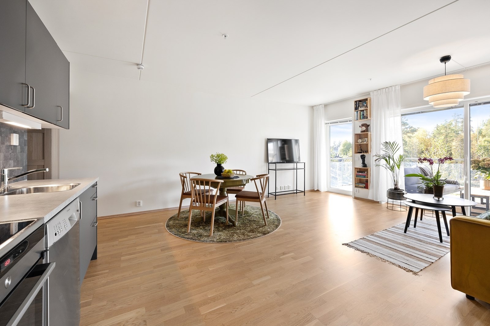 Kjøkkenet og stuen har mye naturlig lys som strømmer inn fra store vinduer på dagtid. Galleribilde