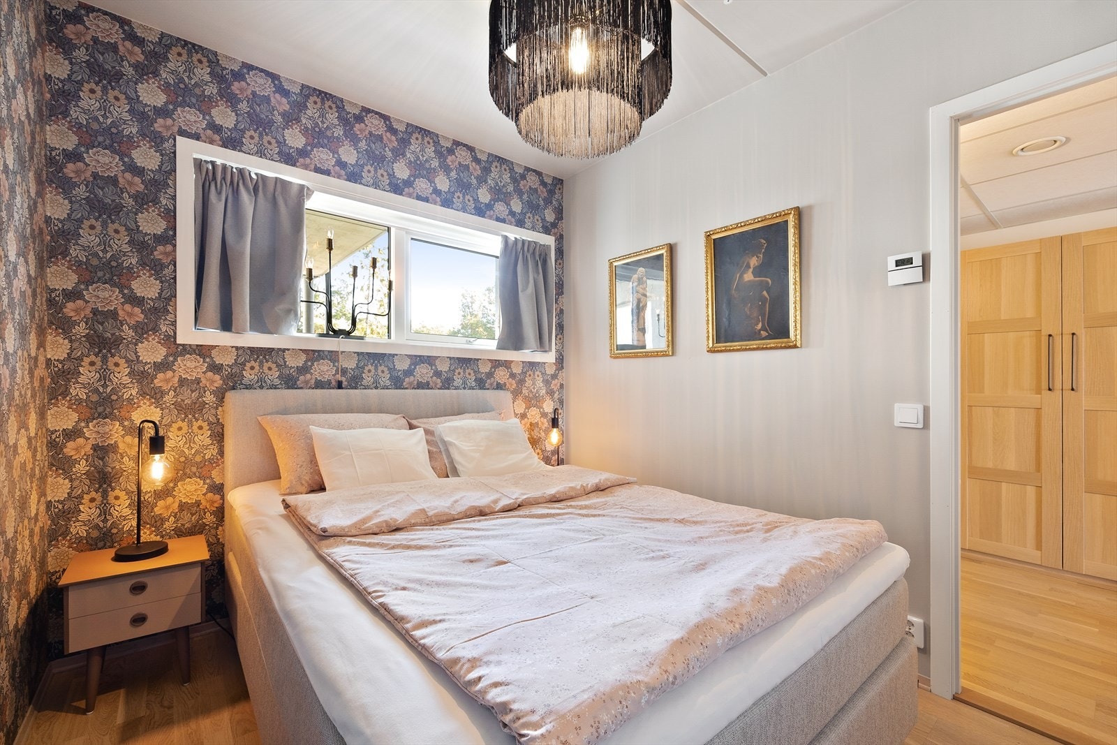 Soverommet har god plass til dobbeltseng og tilhørende nattbord. Galleribilde