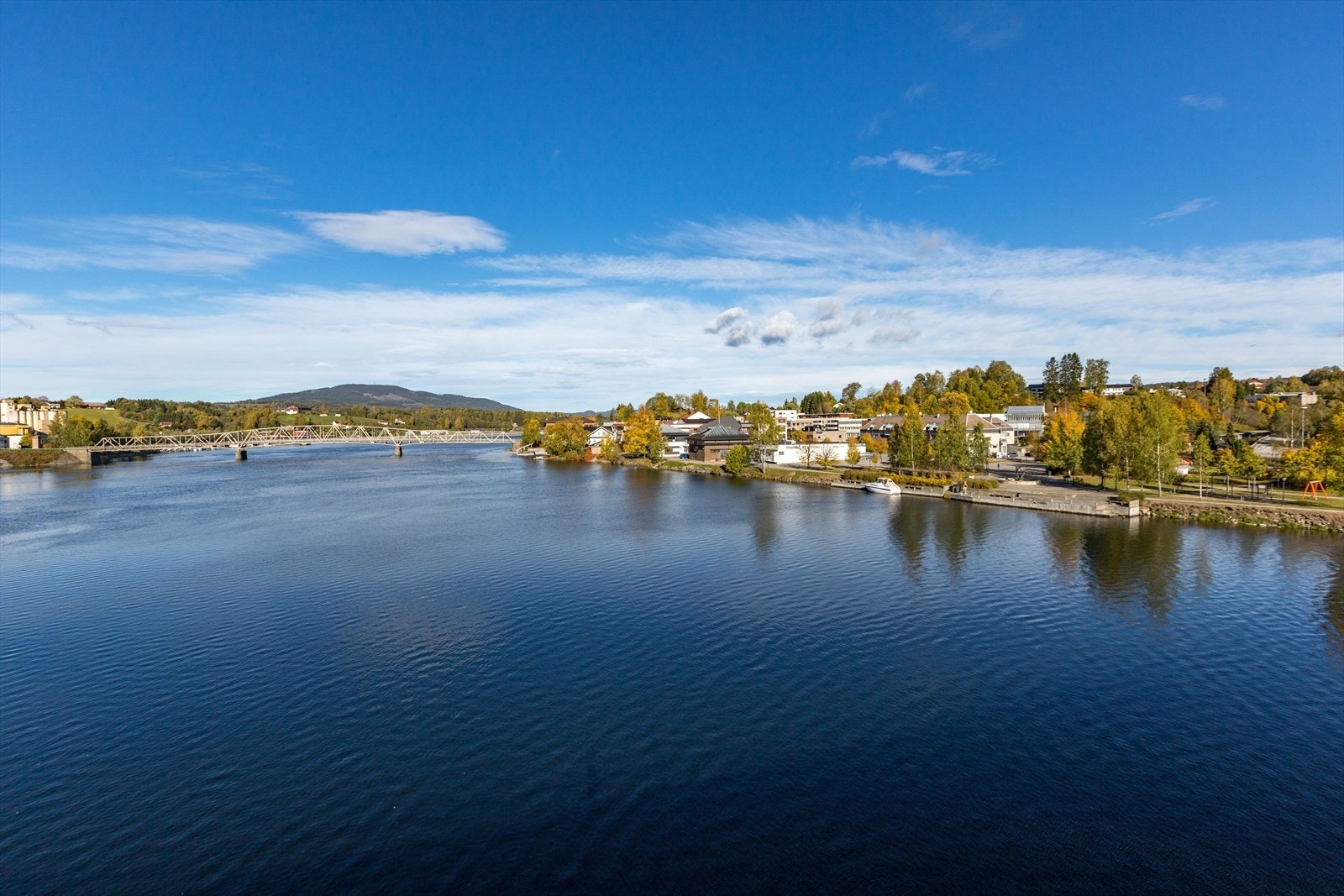 Sundet - et hyggelig handelssentrum langs Vorma. Galleribilde