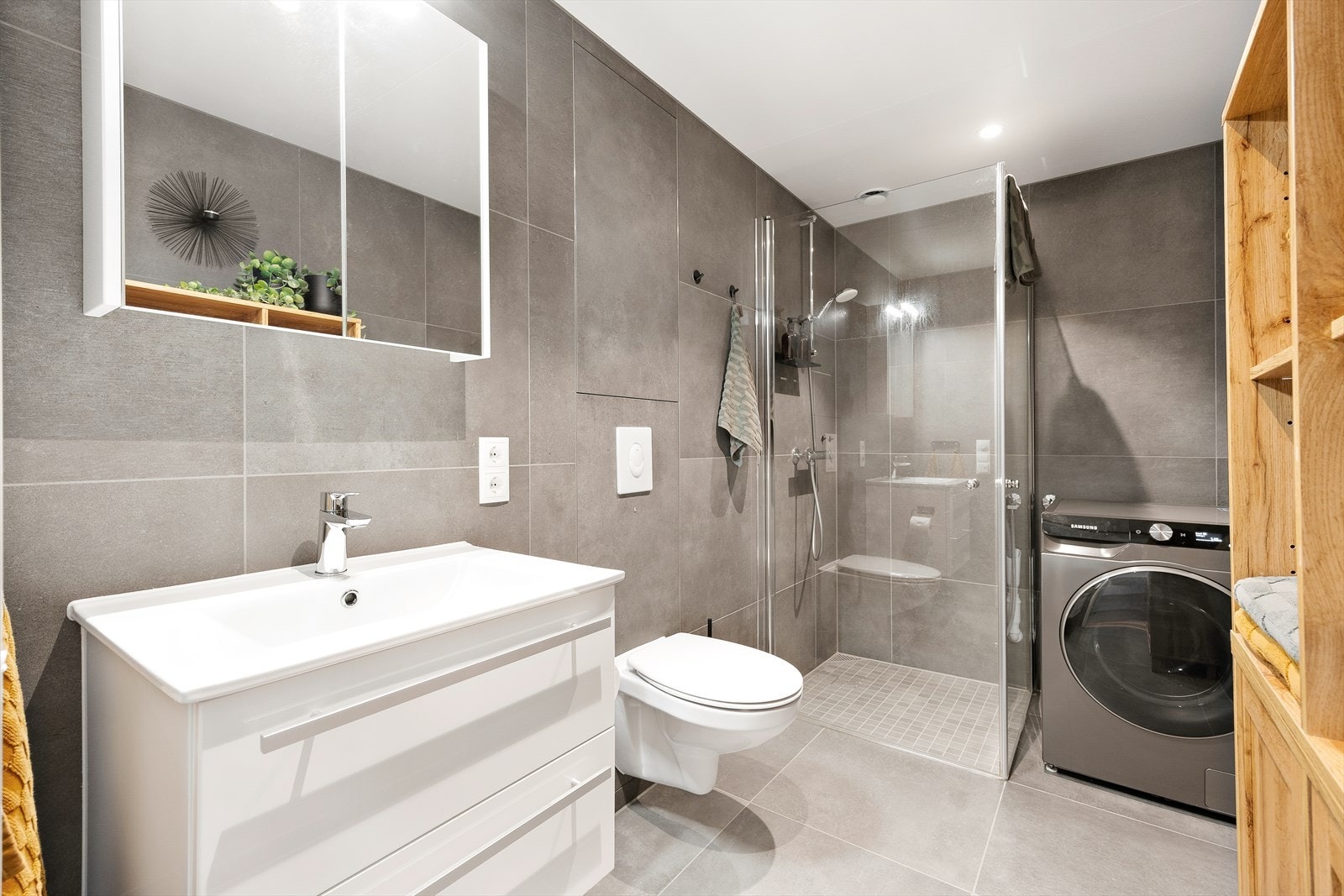 Delikat flislagt bad med gulvvarme. Galleribilde