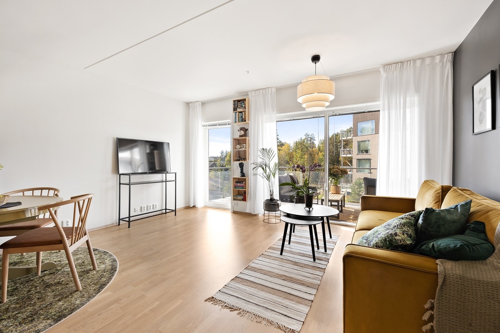 Stue. Det er oppvarming med vannbåren gulvvarme fra fjernvarmeanlegg. Galleribilde