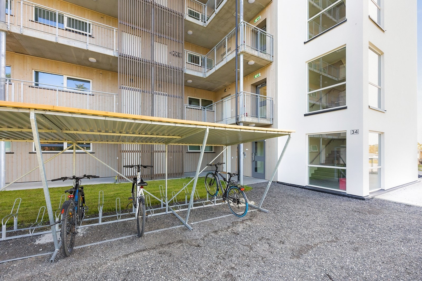 Felles sykkelparkering ved inngangen på sameiets tomt. Galleribilde