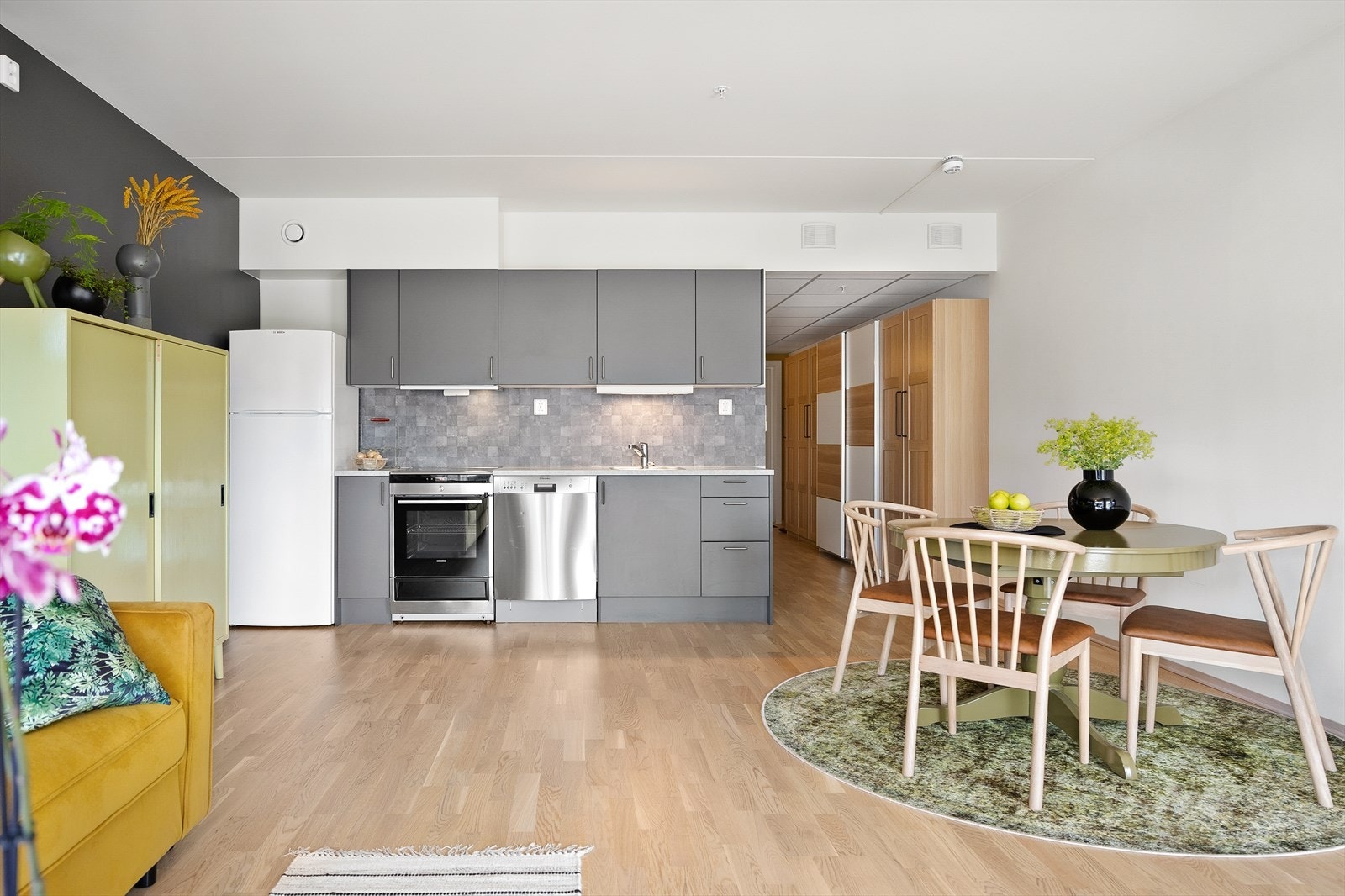 Kjøkkenet er i en moderne og åpen løsning til stuen. Galleribilde