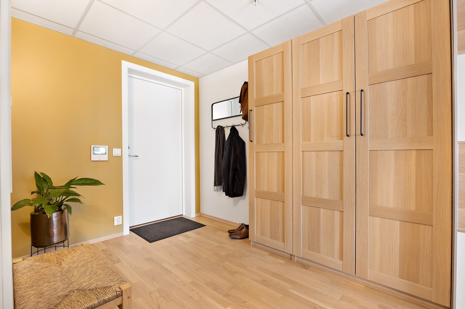 Gang med mye garderobeplass. Galleribilde