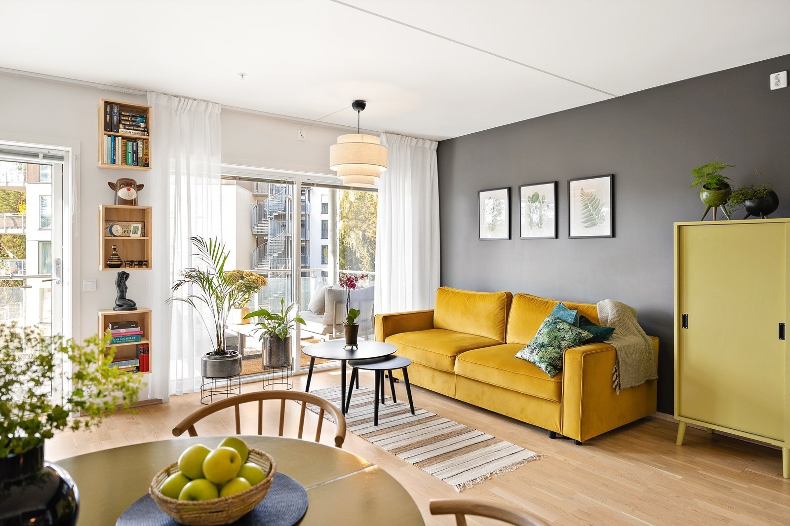 Meget koselig stue med store vindusflater og utgang til balkong. Galleribilde