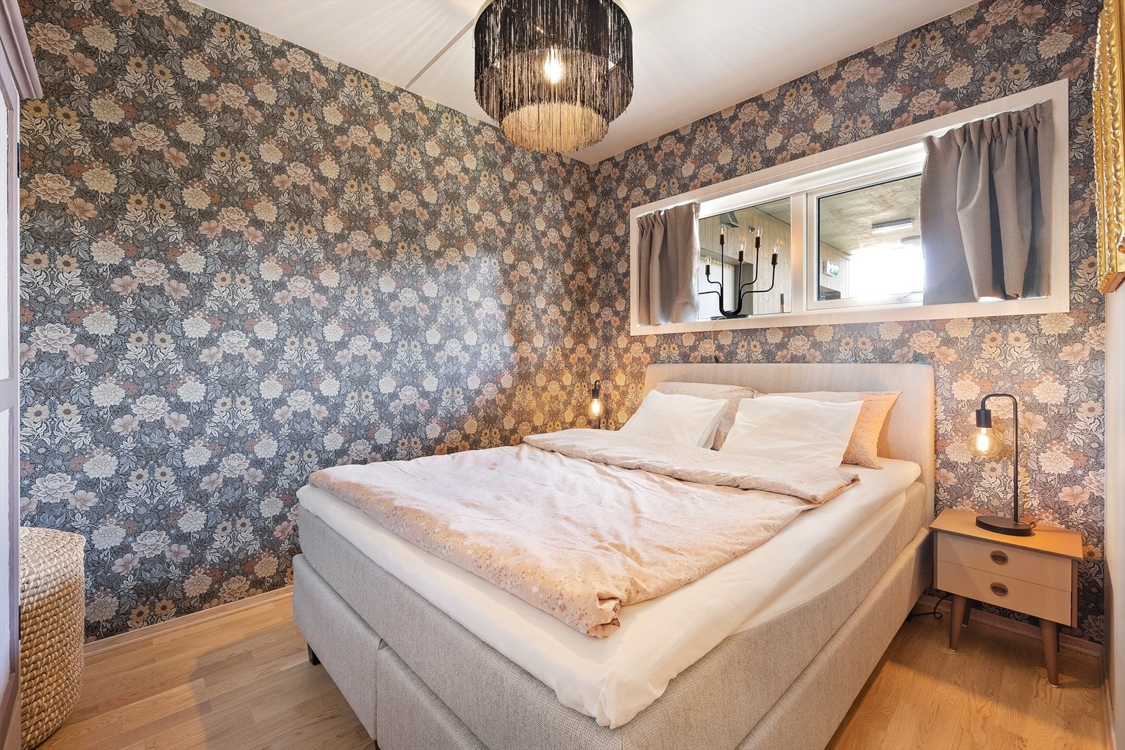 Soverom med vegger dekorert med en lun tapet. Galleribilde