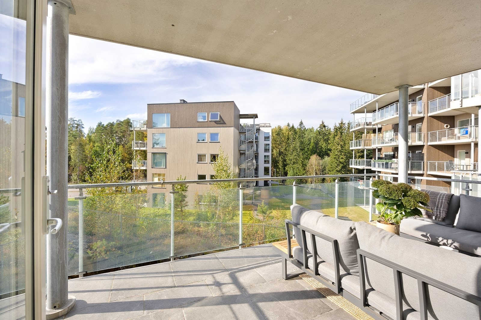 På balkongen har du godt med plass til utemøblement. Galleribilde