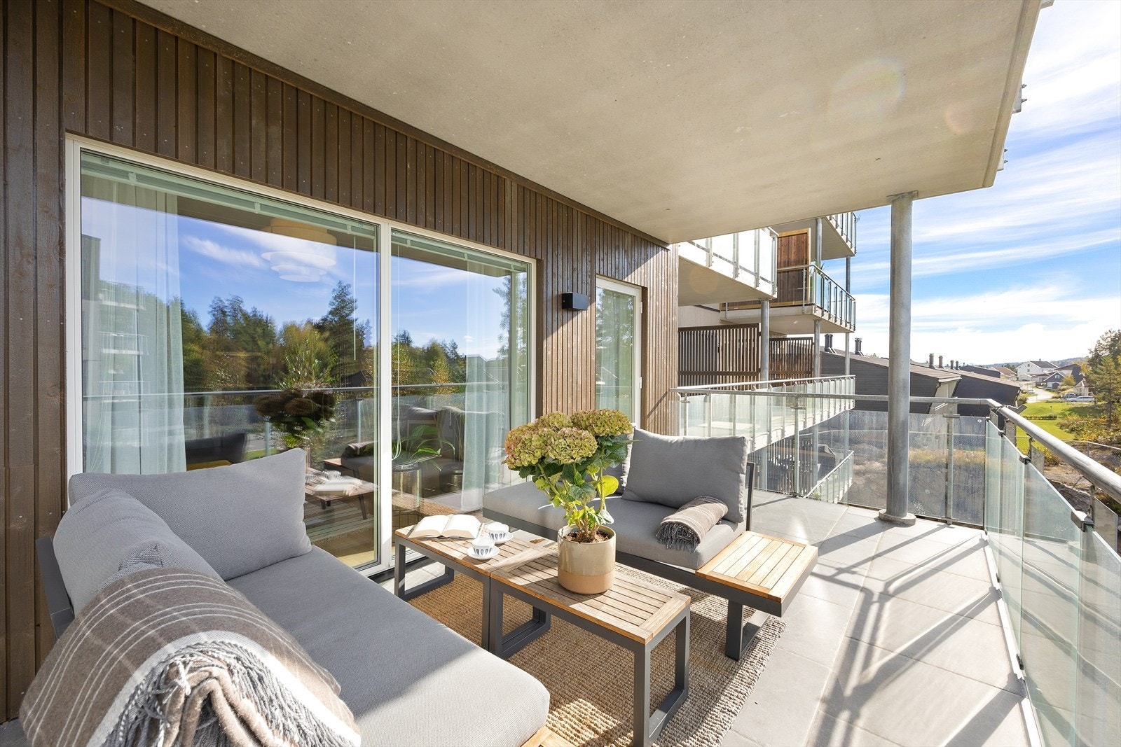 Utgang fra stuen til overbygget balkong på ca 14 kvm med fint flislagt dekke. Galleribilde