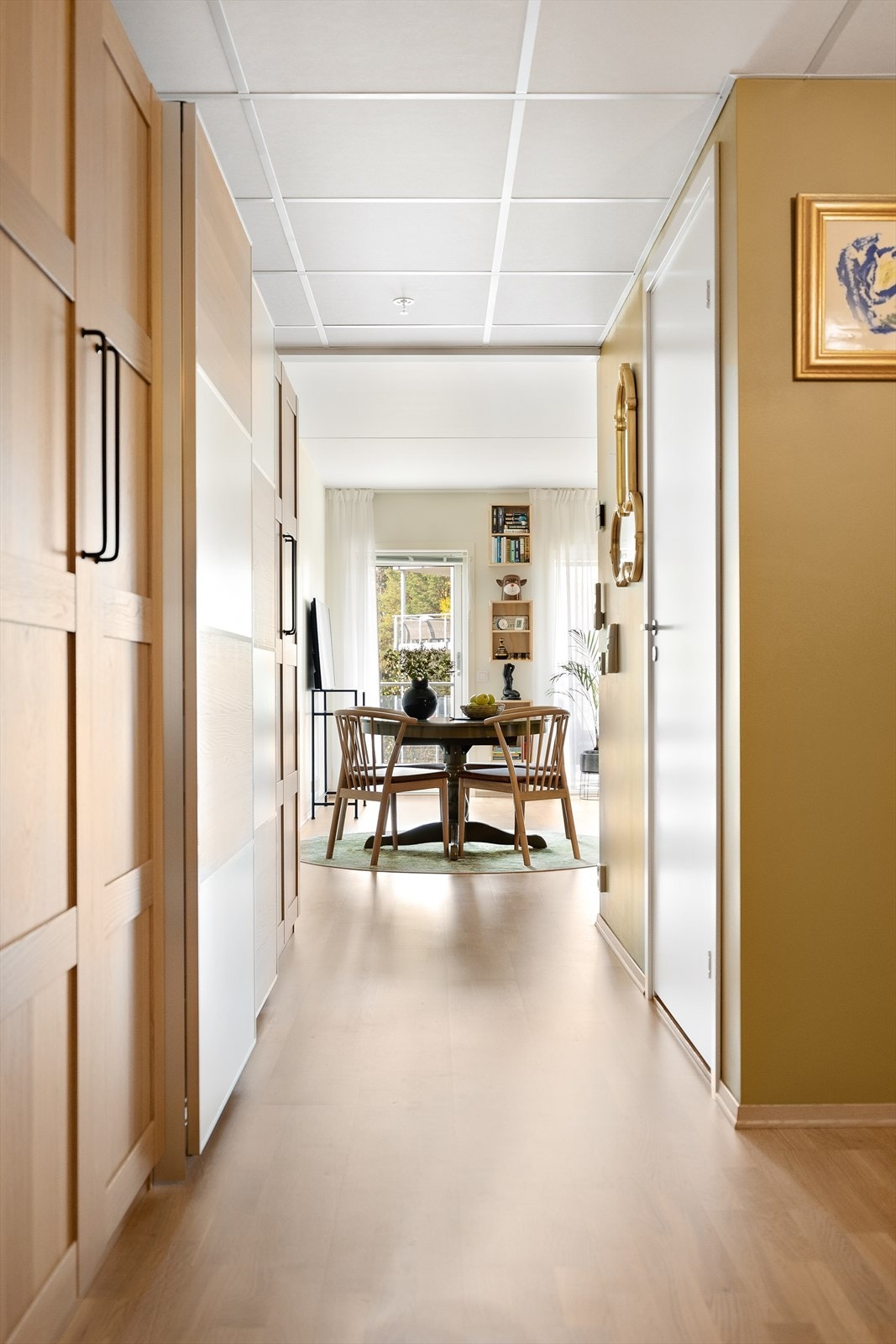 Gangen er av romslig størrelse og har gode garderobeløsninger. Galleribilde