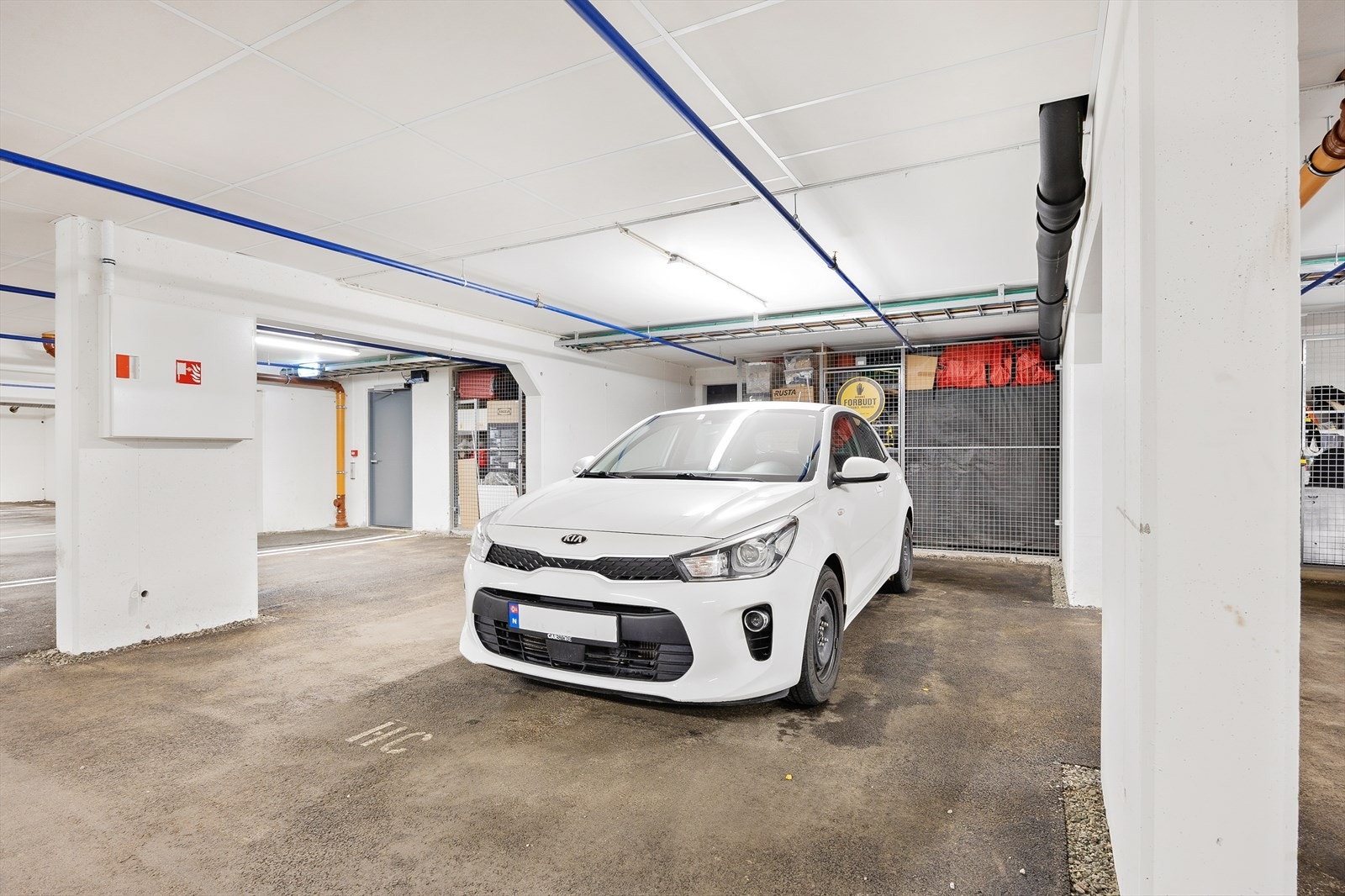 Det medfølger garasjeplass og sportsbod til leiligheten. Galleribilde