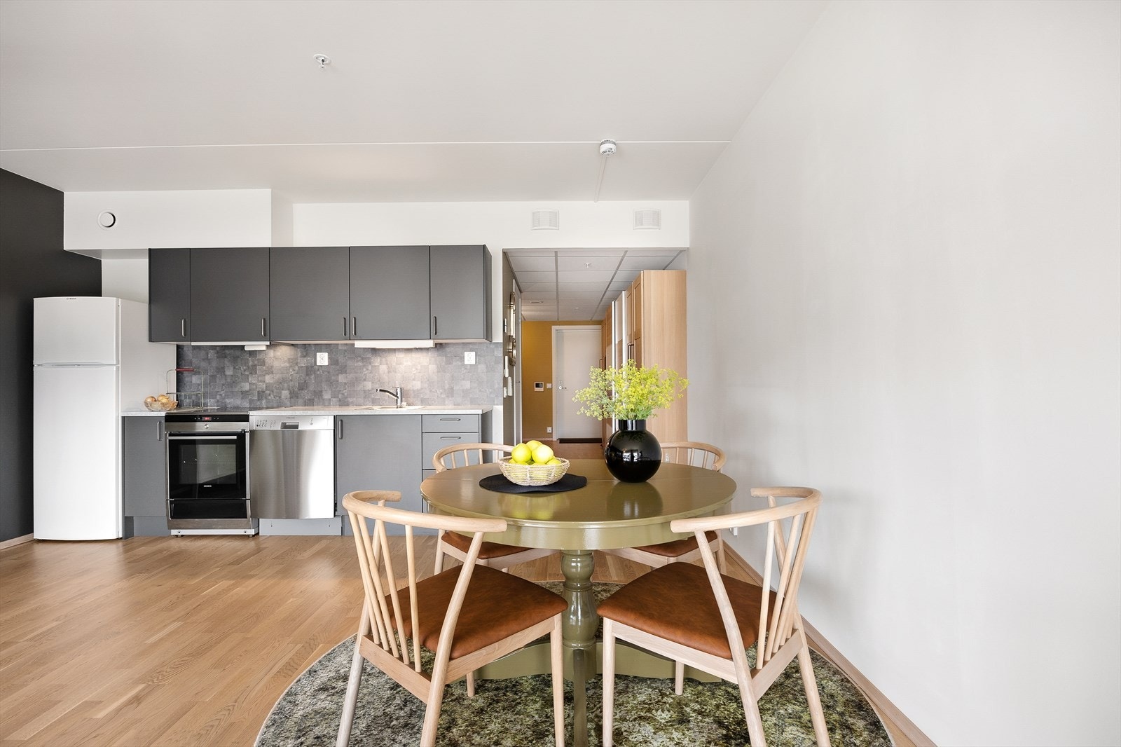 I stuen er det god plass til spisebord med tilhørende stoler. Galleribilde