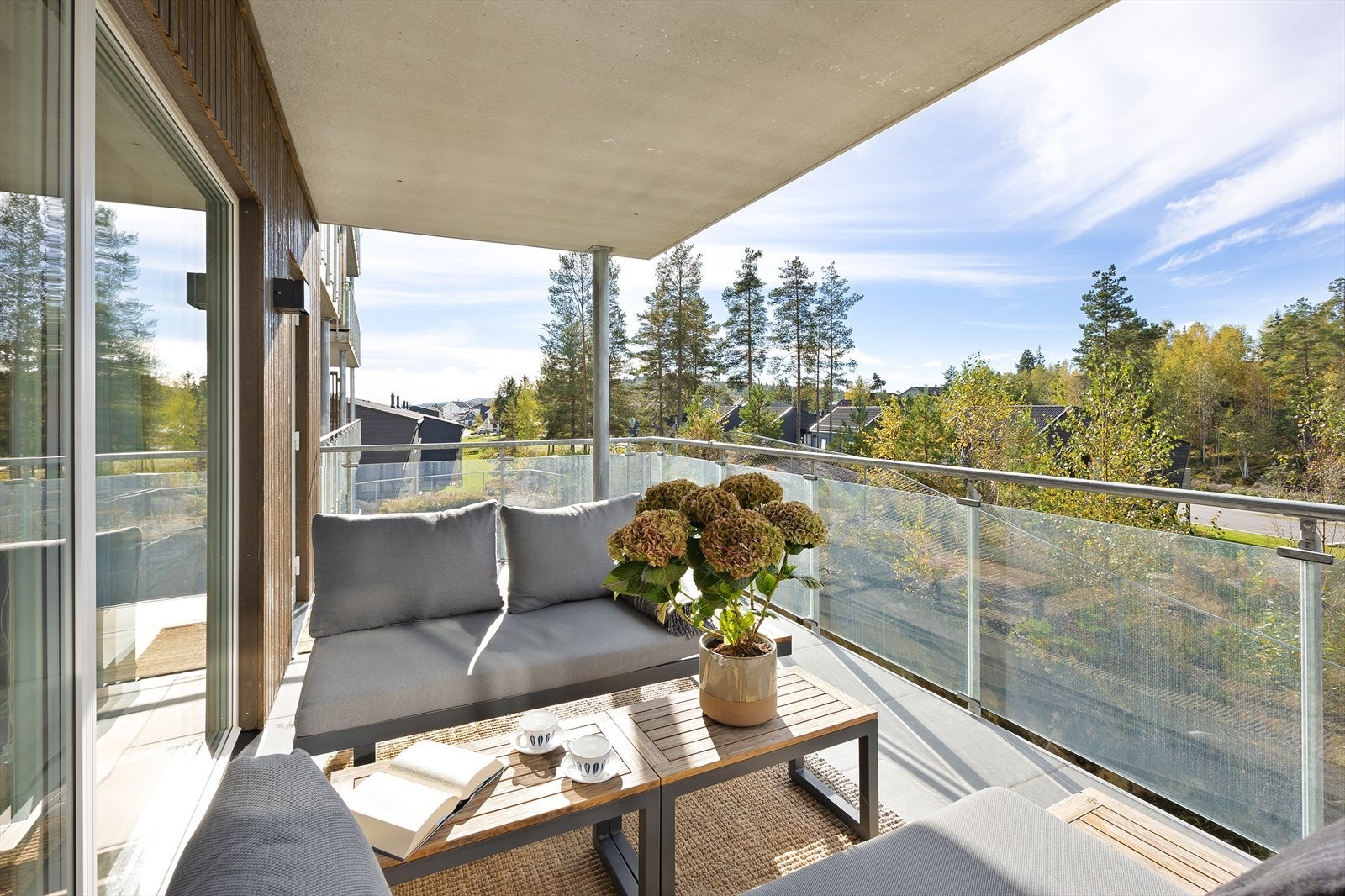 Romslig balkong med moderne glassrekkverk, og fin utsikt mot friarealet. Galleribilde